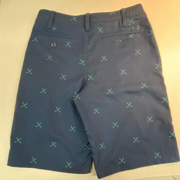 BOYS 14, UNDER ARMOUR GOLF ⛳️ SHORTS. GREEN GOLF CLUBS ON NAVY SHORT. - Picture 4 of 5